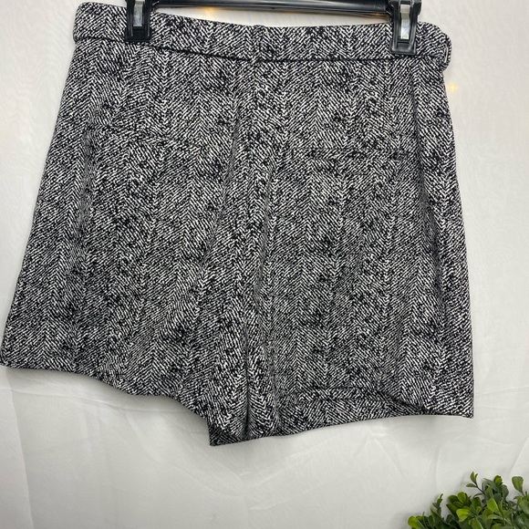 Express Black & White Skort - Picture 2 of 3